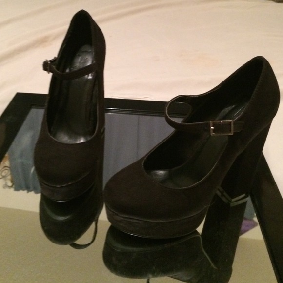 Black maryjane heels
