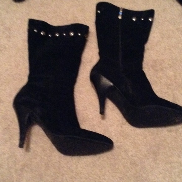 Guess BLK suede boots w silver accent - Picture 2 of 3