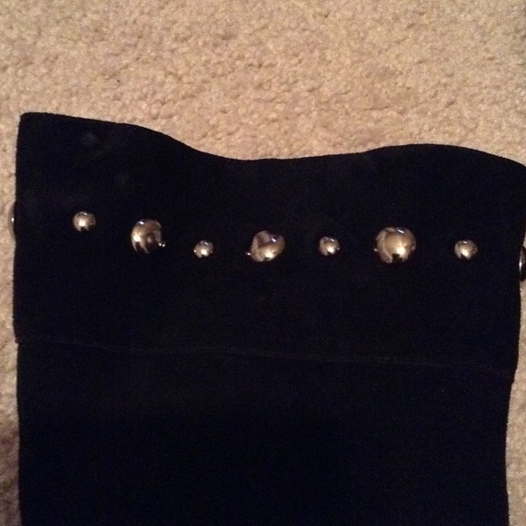 Guess BLK suede boots w silver accent - Picture 3 of 3