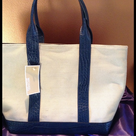 🚫SOLD 🚫Michael Kors Fulton Canvas Tote. - Picture 2 of 4