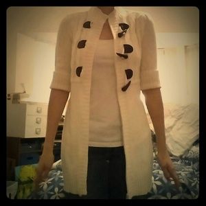 A mid sleeve long white jacket