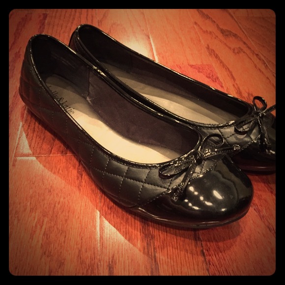 Cute bowed flats with leather pillowed texture