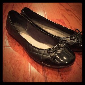 Cute bowed flats with leather pillowed texture