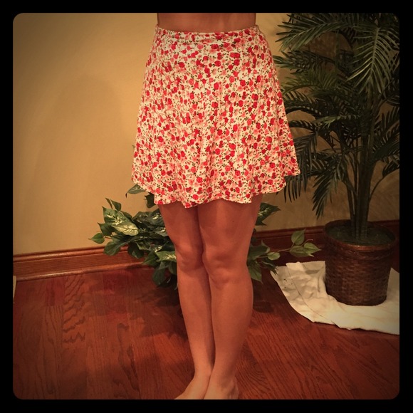 Forever 21 patterned skirt. Red and pink roses!:)