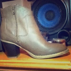 Really cute brown ankle boots