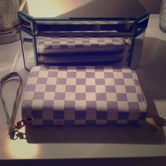 LV Wristlet 💥FLASH SALE💥
