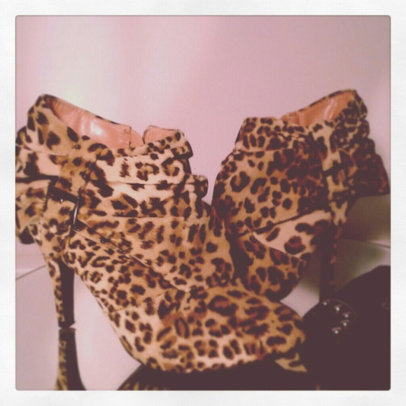*HP 12/10*Leopard Booties