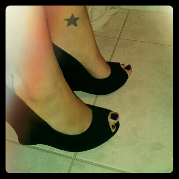 Black suede wedges with pep-toe