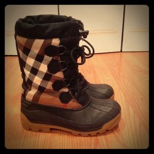 100% Authentic Burberry lined snow boots ⛄️❄️