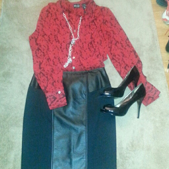 Black/Red Snake skin print 100% polyester blouse..