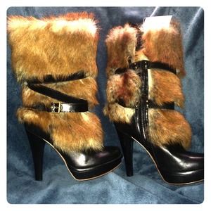 NWT  - real fur platform UGG w/ lining sz8