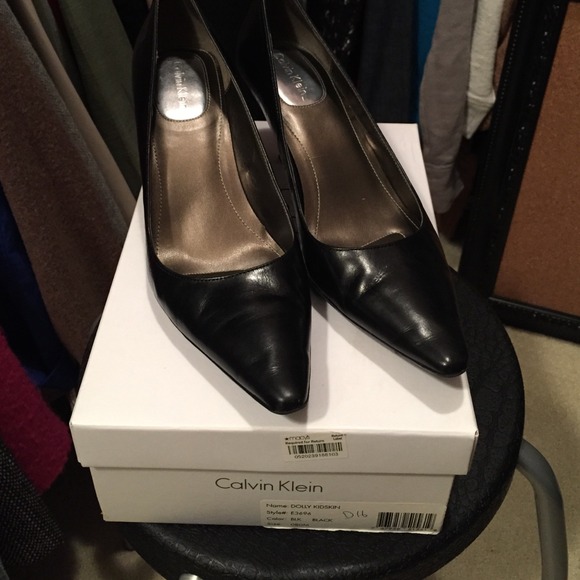 Black leather Calvin Klein pumps