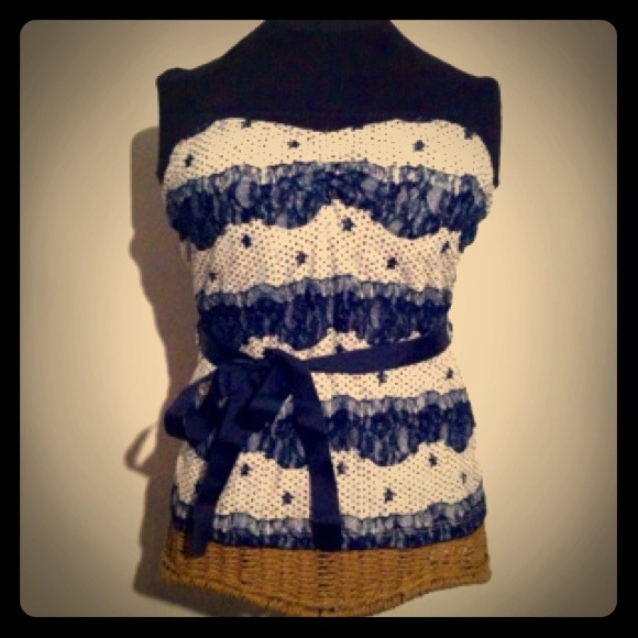 👜 Vintage inspired lace trim strapless shirt