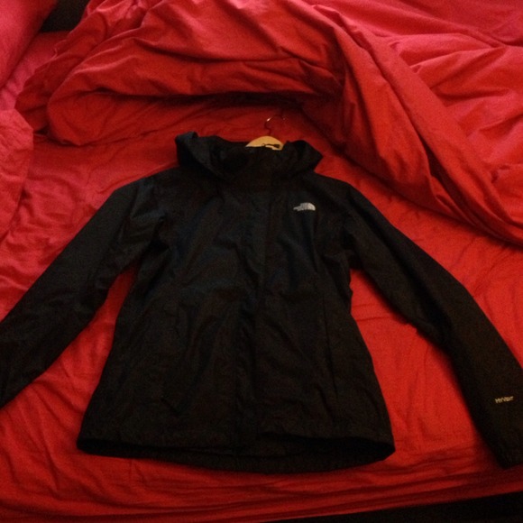 Black north face rain coat 😍