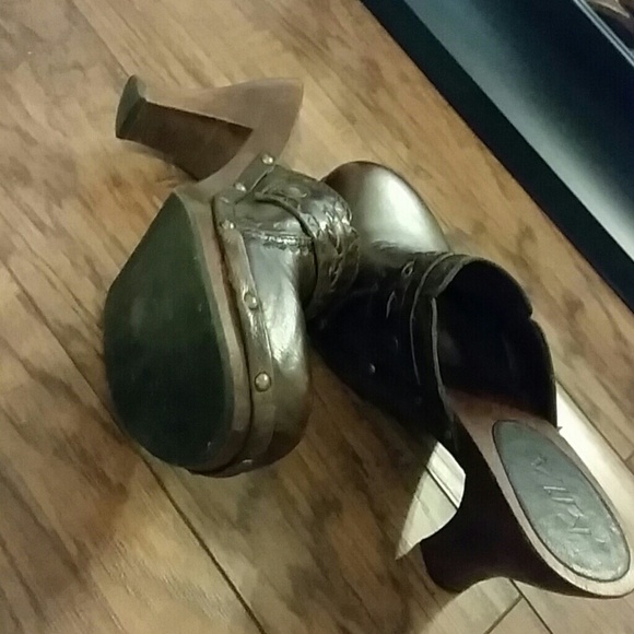 Clogs - Picture 2 of 4
