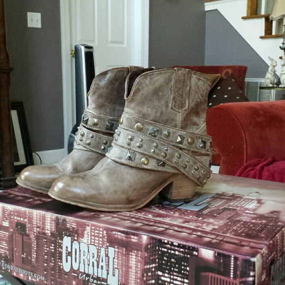 CORRAL URBAN BOOTS - size 9