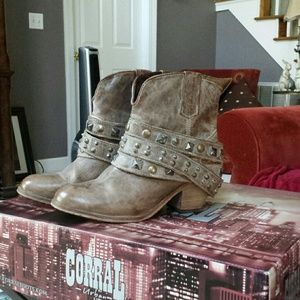 CORRAL URBAN BOOTS - size 9