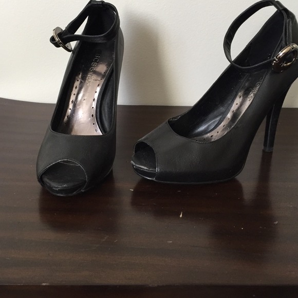 BCBG GIRLS black leather pump