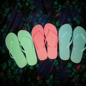 NWOT 3 pairs of flip flops