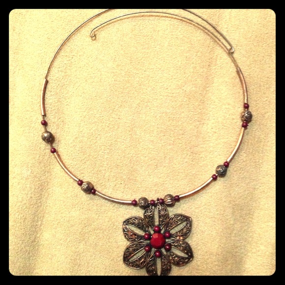 Flower pendant necklace