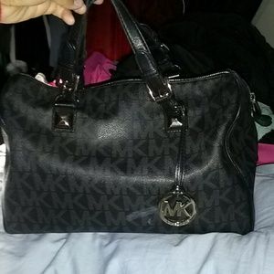 Must sell!!Large Michael Kors Grayson!!