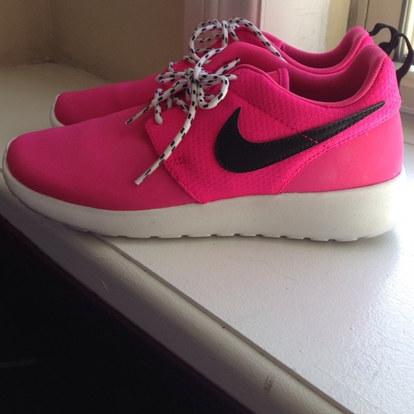 Nike Shoes - 🔴sold🔴Pink roshe run