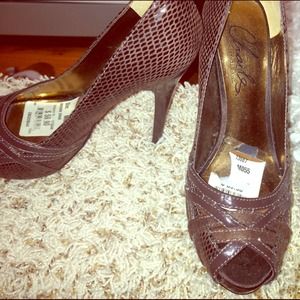 ❗️SALE❗️Charles David brown snakeskin pumps