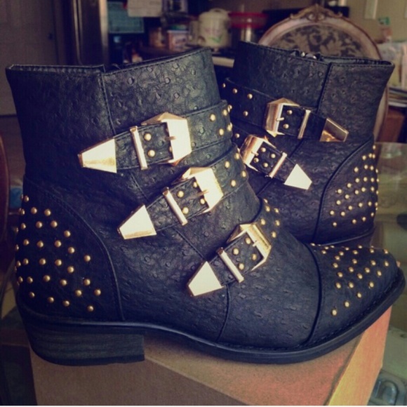 🚫SOLD🚫 Studded faux leather bootie w buckles