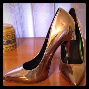 Steve Madden metallic pumps