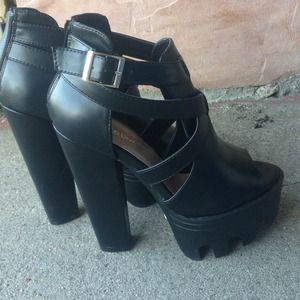 Edgy black platform heel shoes