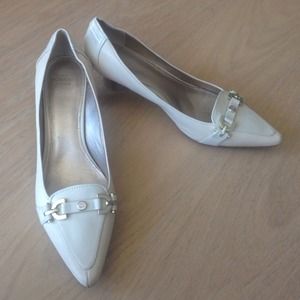 Circa Joan David Luxe cream kitten heels