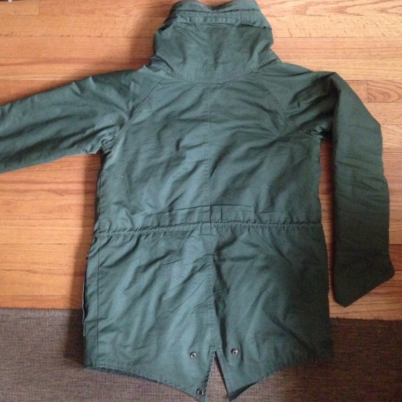 Green short trench style coat from Asia - Picture 2 of 2