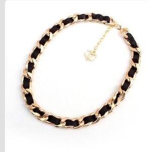 I'M LOOKING for something similar like this!!☝️👀