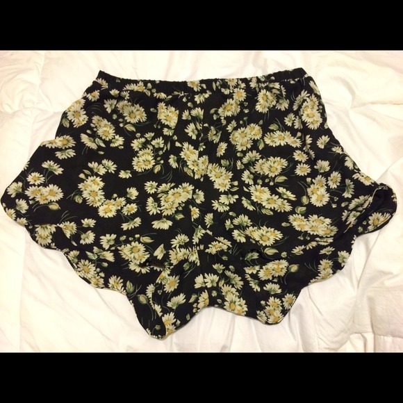 Hight waisted shorts.