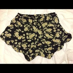 Hight waisted shorts.