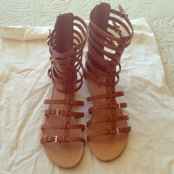✨Kocha Medium Brown Gladiator Zip up Sandal✨