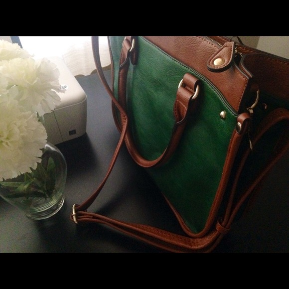 🚫SOLD🚫Cute green and brown handbag with strap