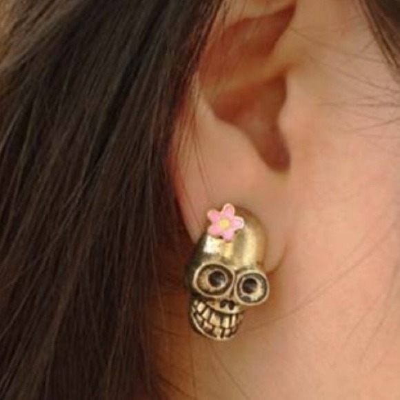NWT Skull w/ Bow Stud Earrings