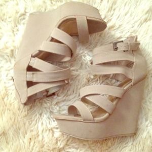 Open toe nude wedges