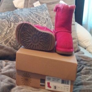 Ugg T bailey bow pink 9 in lil girl. Price firm