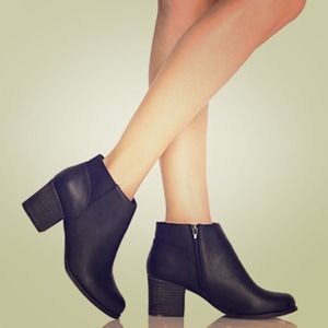 F21 classic Faux leather booties