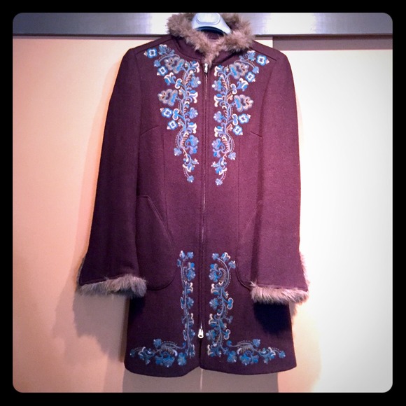 Elegant coat with flower embroidery and fur