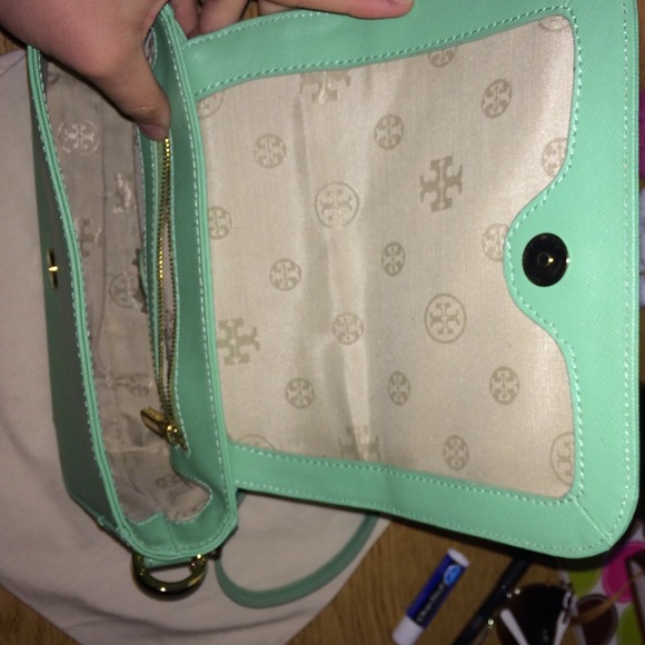 🚫SOLD ON TRADESY🚫Mint green Tory Burch crossbody - Picture 2 of 4