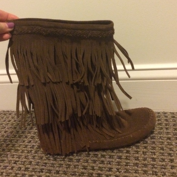 Minnetonka Calf high 3 layer fringe boots