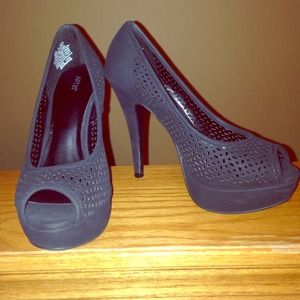 Apt. 9 black diecut pumps