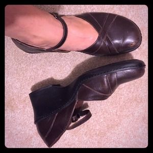 👆Clarks brown Mary-Janes