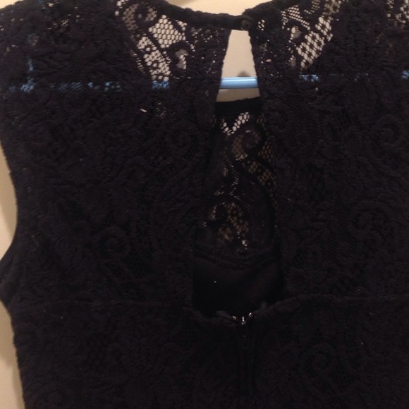 Small lace formal dress - Picture 2 of 2