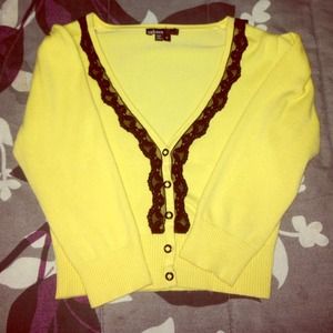 Yellow half-sleeve cardigan.