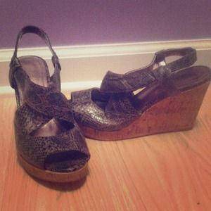 Gray snakeskin patterned wedges