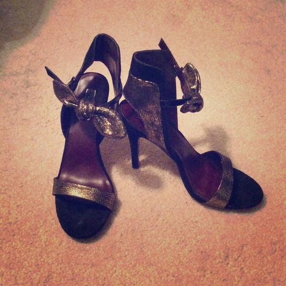 🎉HOST PICK🎉 Black and gold heels